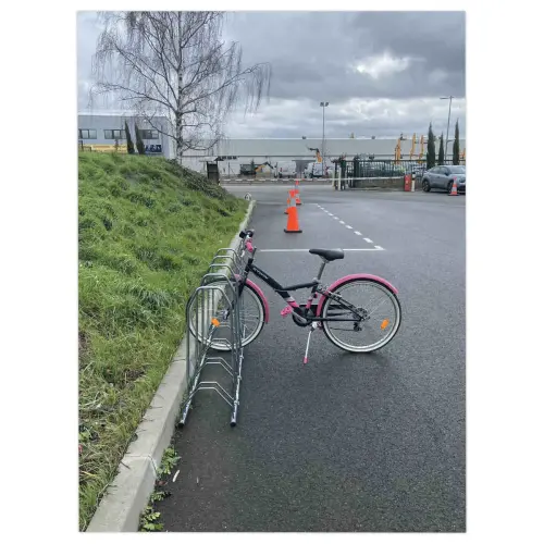 Parc pour 5 vélos avec appui pour guidon photo du produit