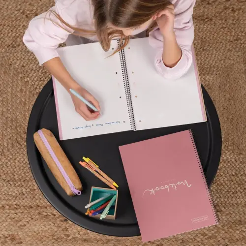 Cahier spirale papier recyclé - A5 - Ligné 7mm - 80 pages - Rose photo du produit