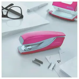 Agrafeuse de bureau WOW - 24/6-26/6 - Rose - Leitz photo du produit