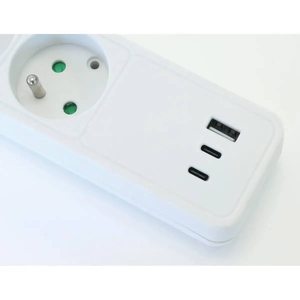 Blocs 5 prises - Avec USB et interrupteur - C&acirc;ble 4m photo du produit