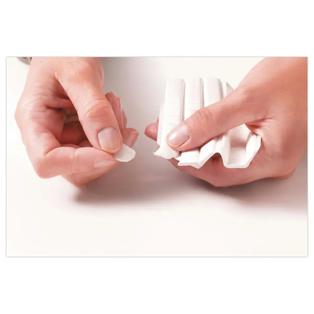 Etui de 80 pastilles adhésives Patafix - Blanc - UHU photo du produit