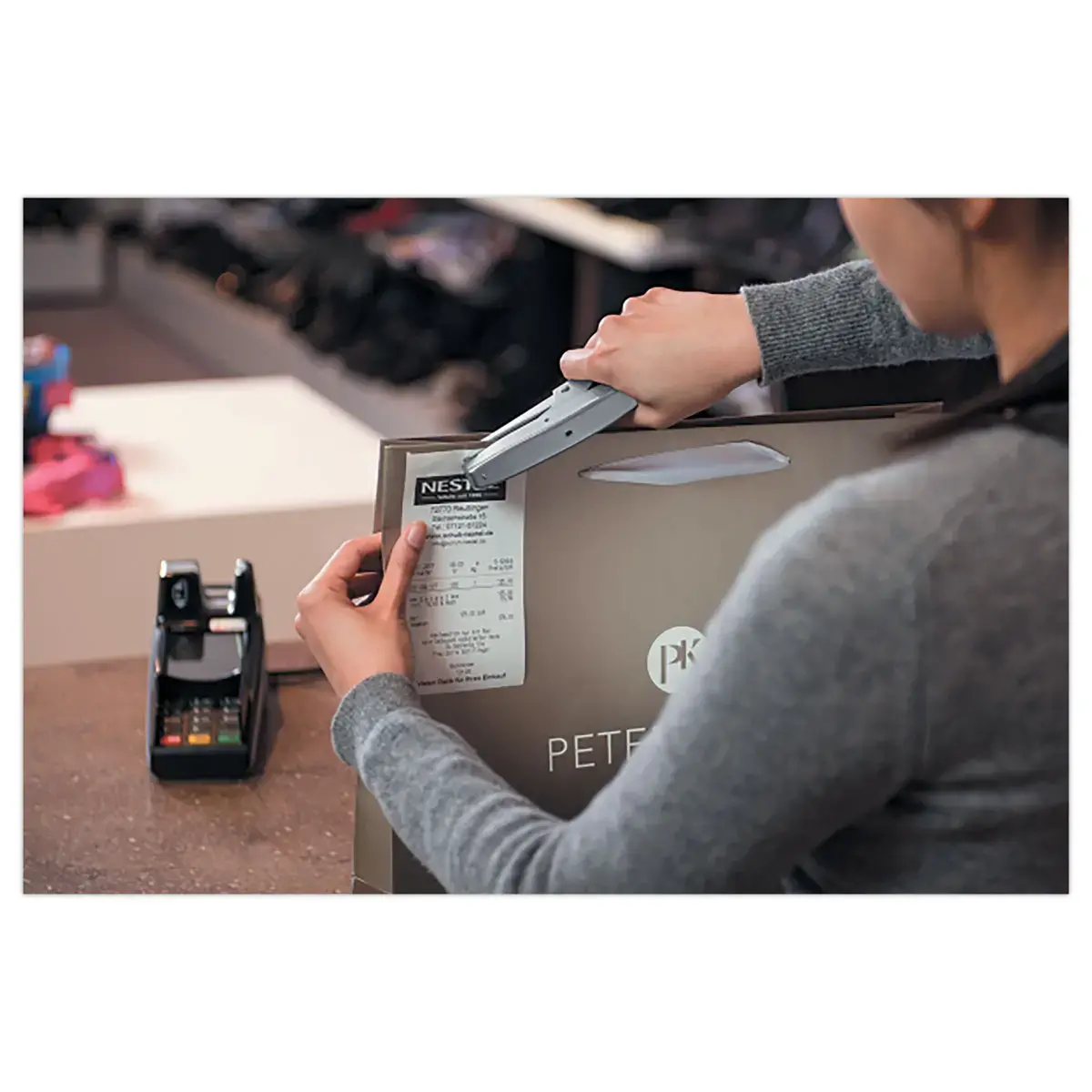 Pince agrafeuse Sp19 1/4 - rose mat - Rapid + une boite de 5000 agrafes offerte photo du produit