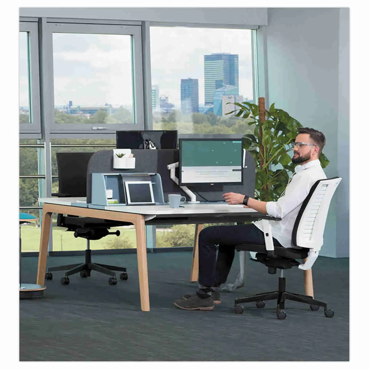 Siège NAVIGO synchrone coque blanche -tissu noir monté photo du produit