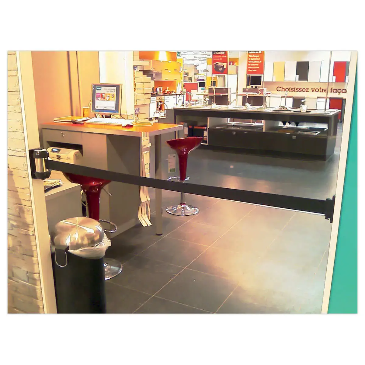 Enrouleur &agrave; fixation murale &agrave; sangle noire 2m - Viso photo du produit