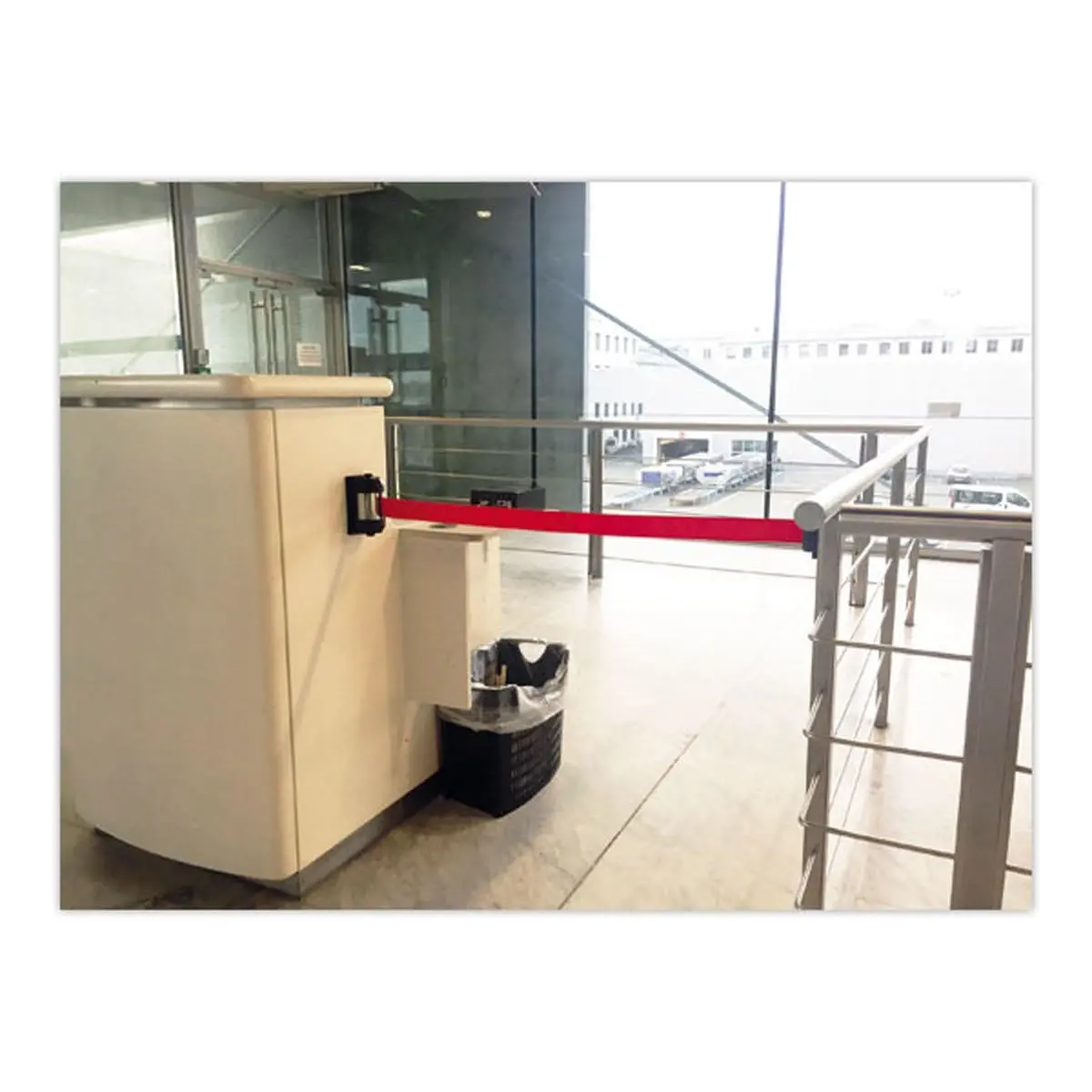 Enrouleur &agrave; fixation murale &agrave; sangle rouge 2m - Viso photo du produit