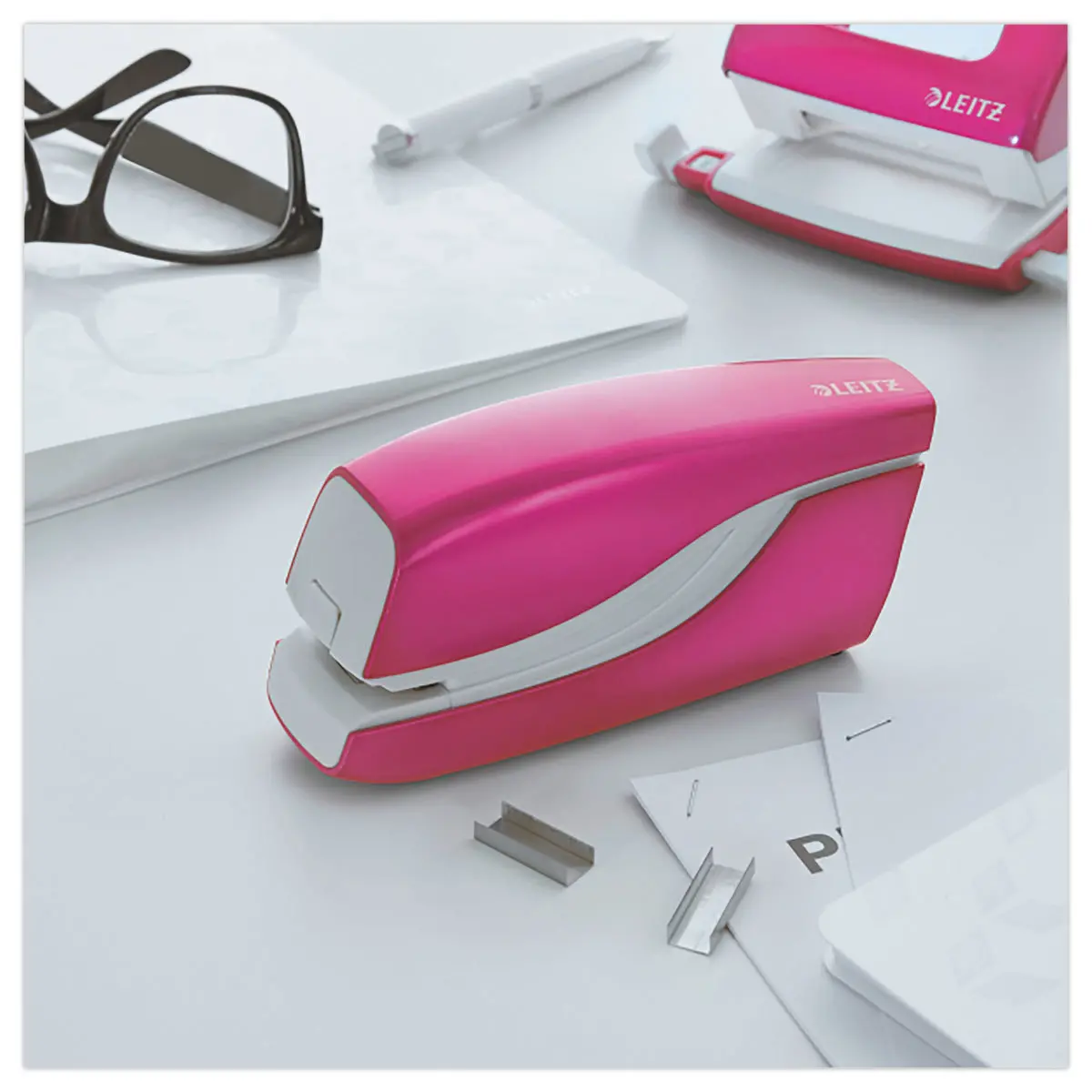 Agrafeuse &eacute;lectrique &agrave; piles - Rose - 10 feuilles - Leitz photo du produit