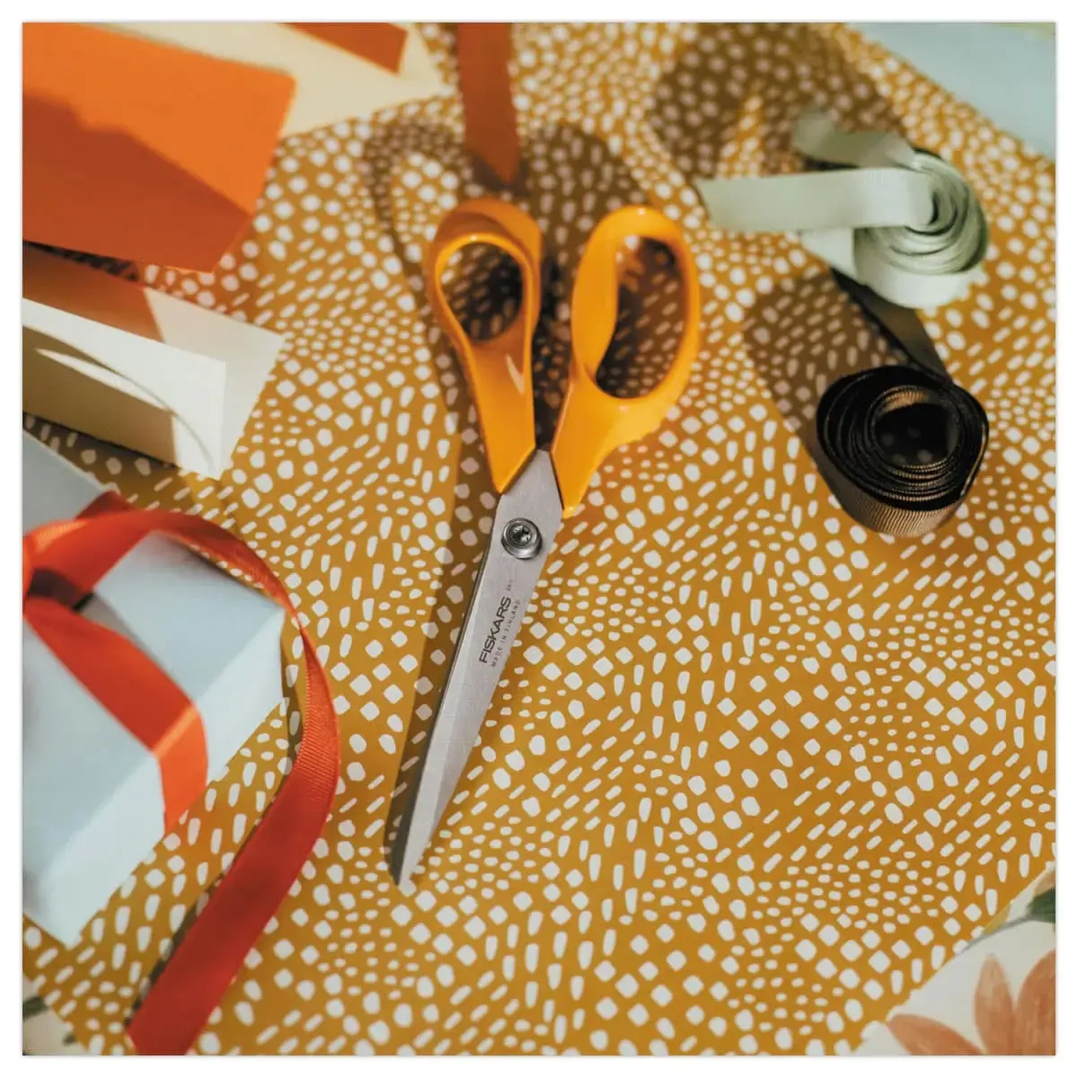 Paire de ciseaux FISKARS Classic professionnels- 25 cm, droitiers photo du produit
