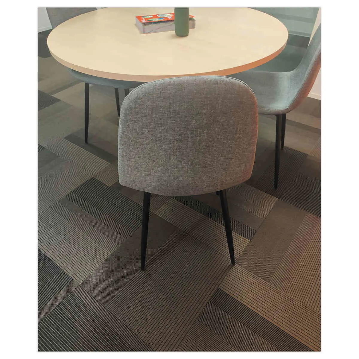 2 Chaises MUST H87 x P54 x L45 cm pied noir assise grise photo du produit