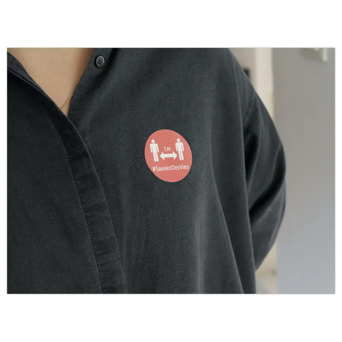 24 Badges adh&eacute;sifs ronds rouge DISTANCIATION SOCIALE photo du produit