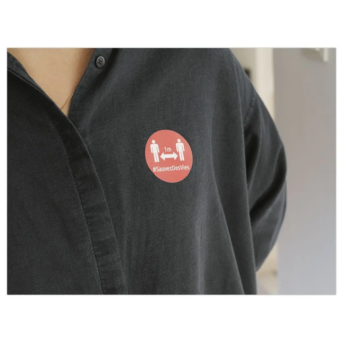 24 Badges adh&eacute;sifs ronds rouge DISTANCIATION SOCIALE photo du produit