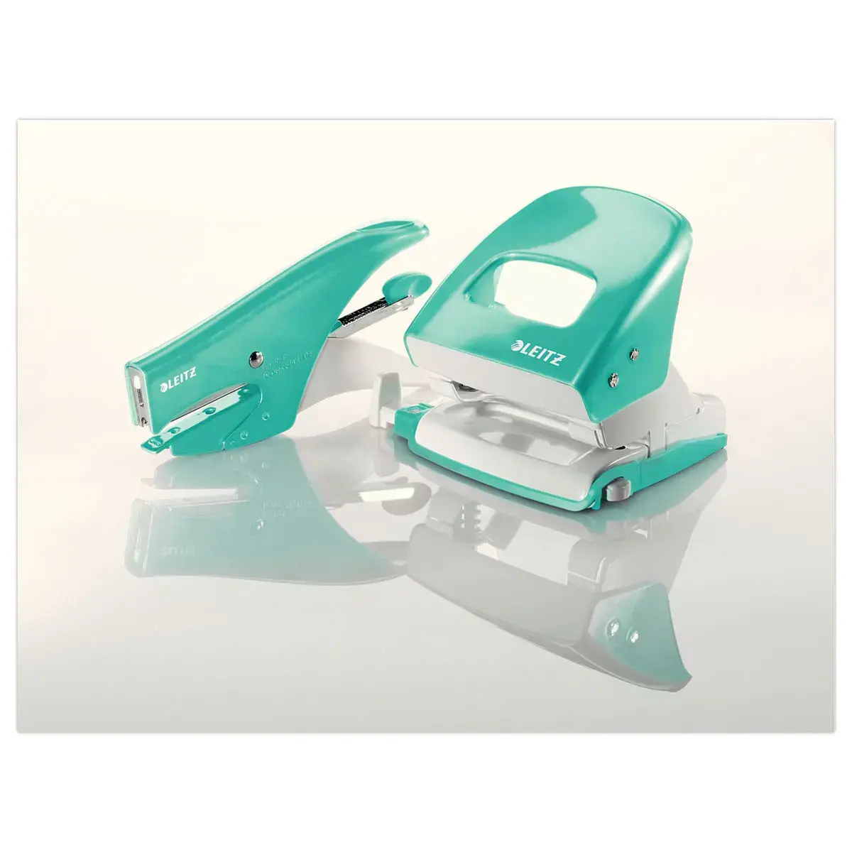 Perforateur blanc 2 trous coloré 30 feuilles - Vert menthe - Leitz photo du produit