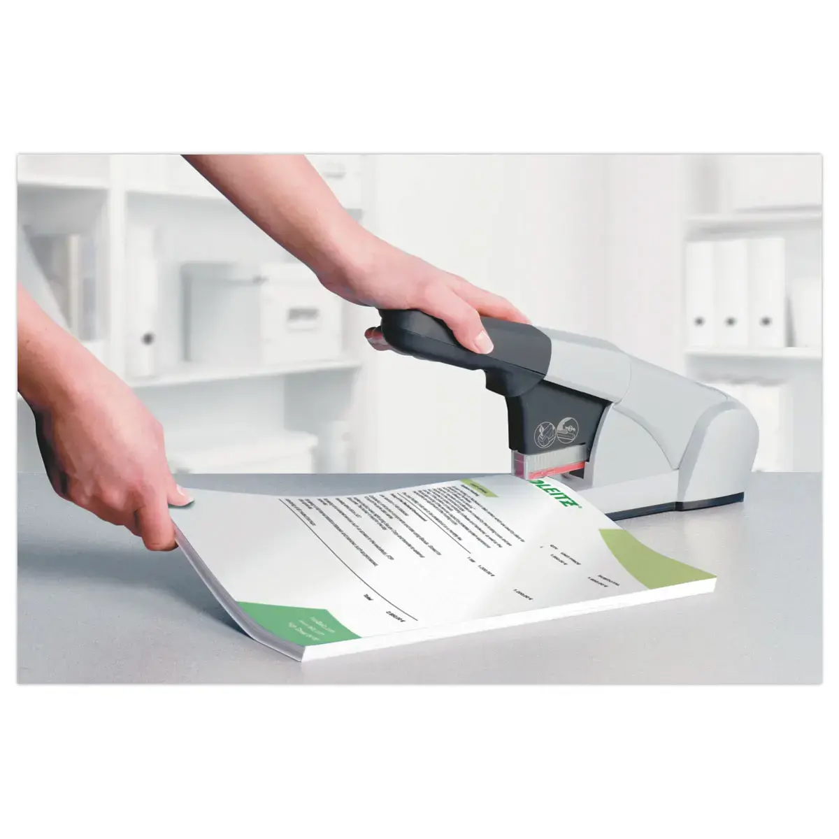 Agrafeuse gros travaux - 80 feuilles - Argent - LEITZ photo du produit