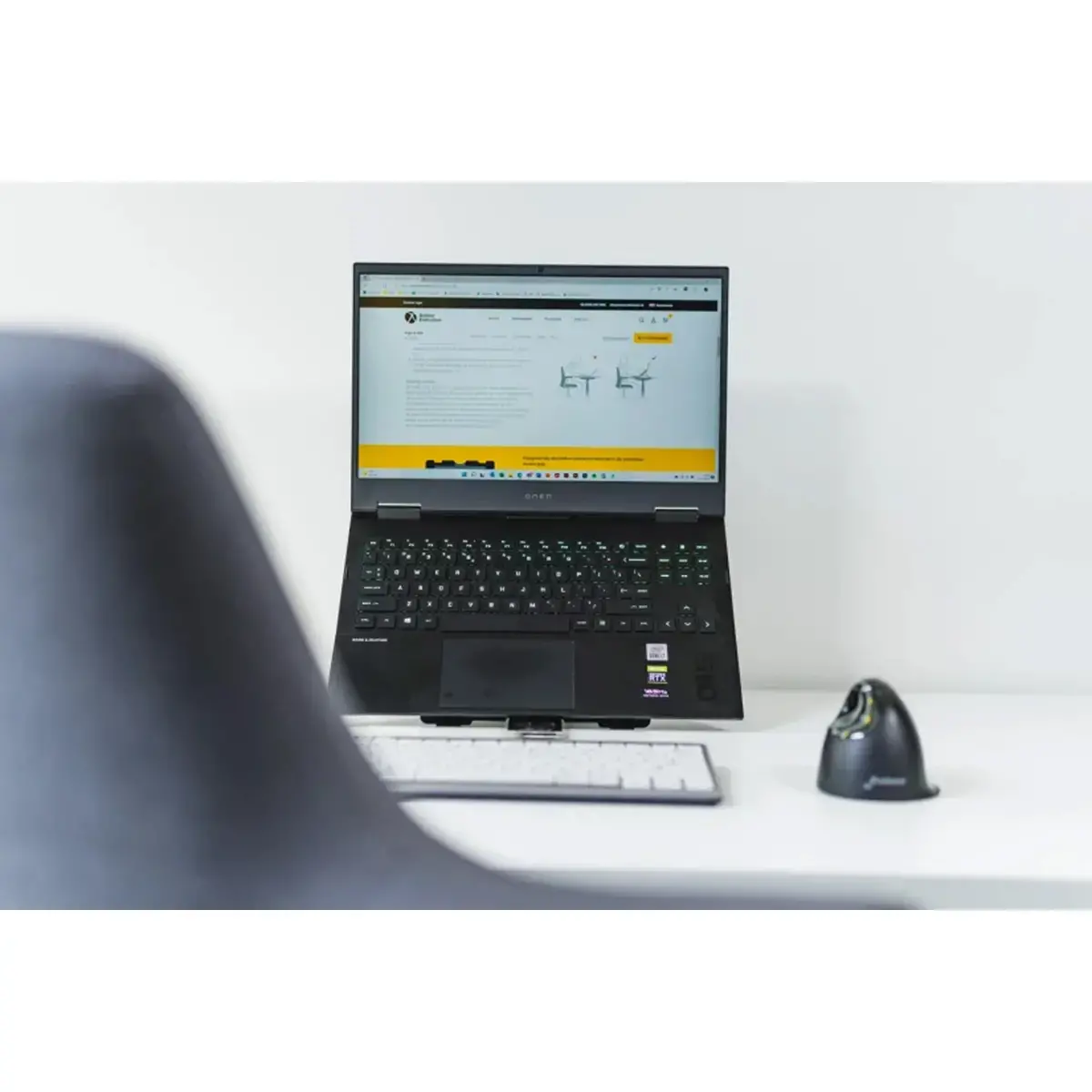 Support int&eacute;gr&eacute; pour ordinateur portable ultrastand universal photo du produit