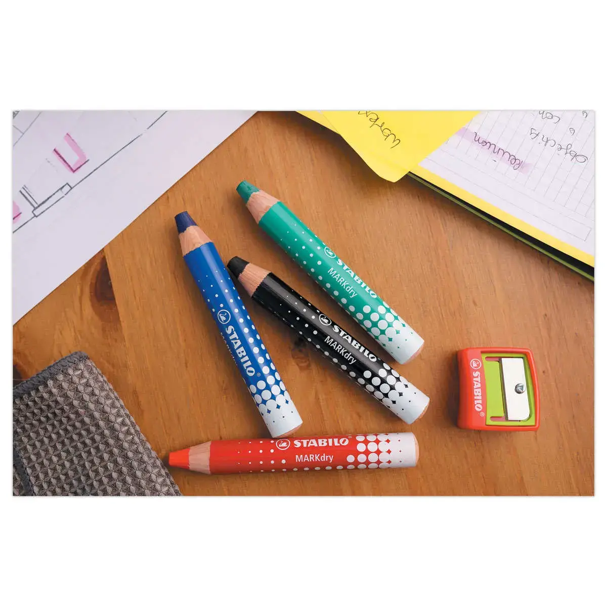 4 Crayons effaçables à sec MARKdry + chiffonnette + taille-crayon - Stabilo photo du produit