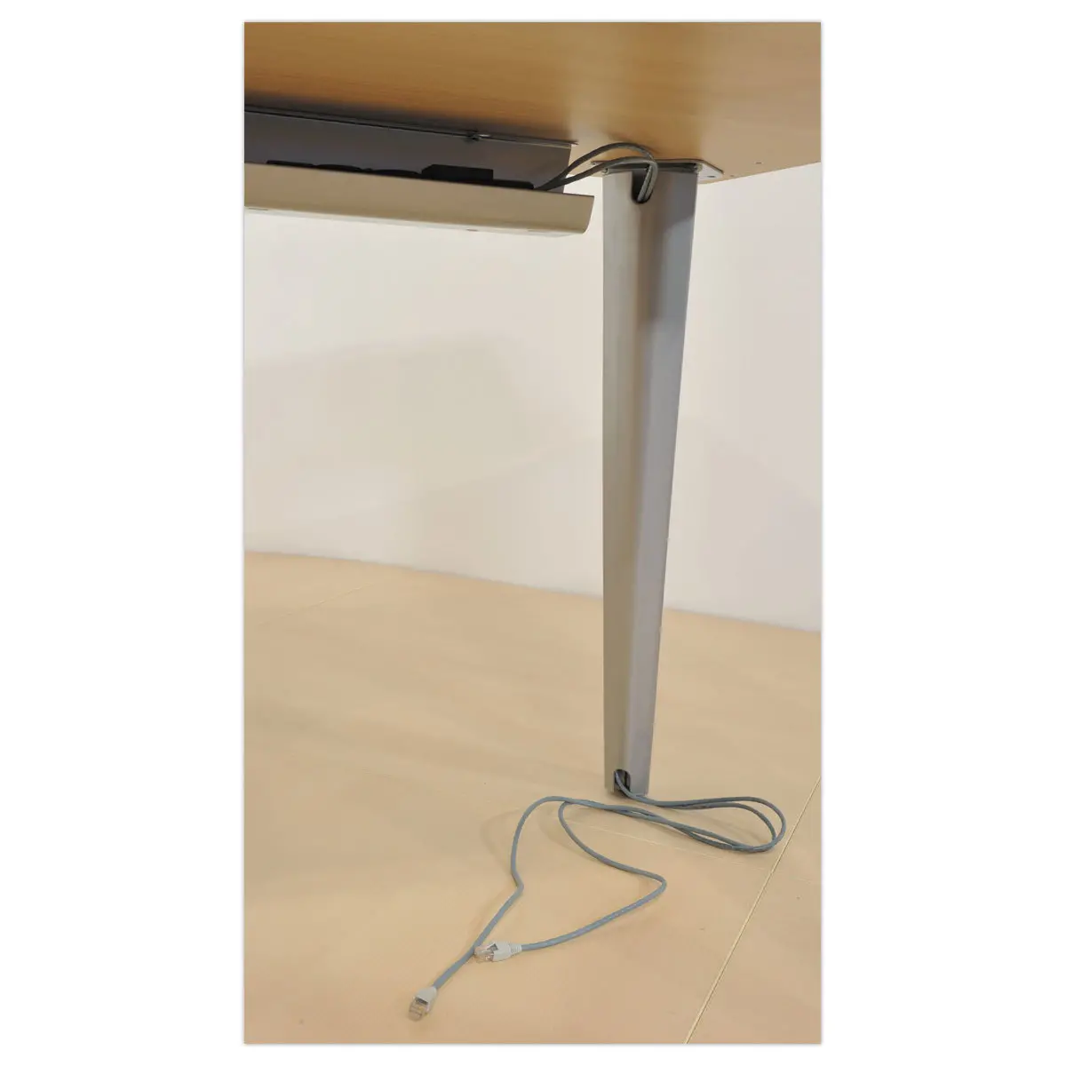 Bureau BORDEAUX 140 x 80 chêne clair -pieds aluminium monté photo du produit