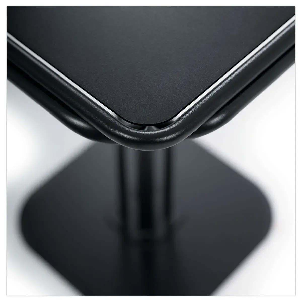 table métal 60x60 noire intérieure et extérieure montée photo du produit