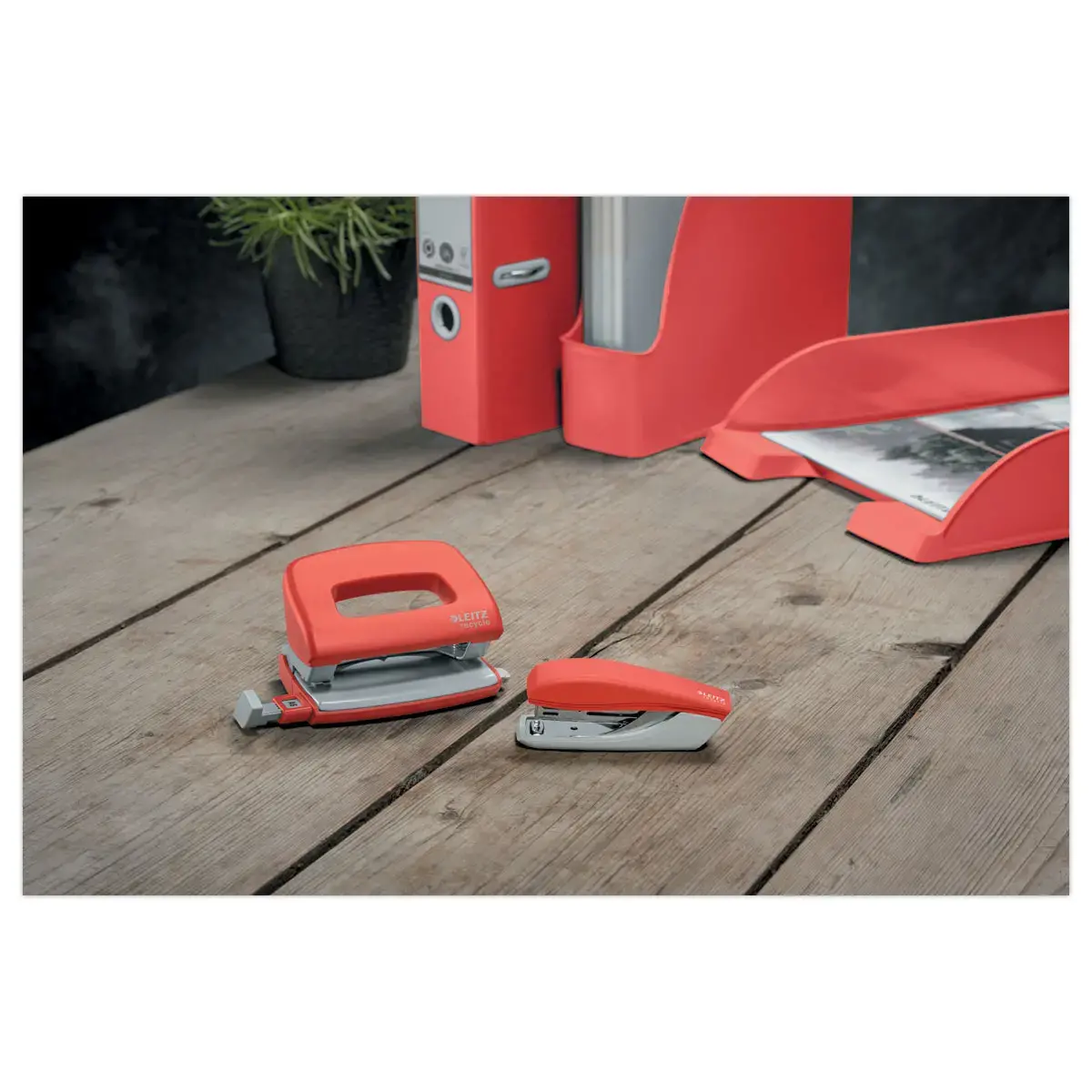 Perforateur Leitz Recycle 2 trous, 30 feuilles - rouge photo du produit