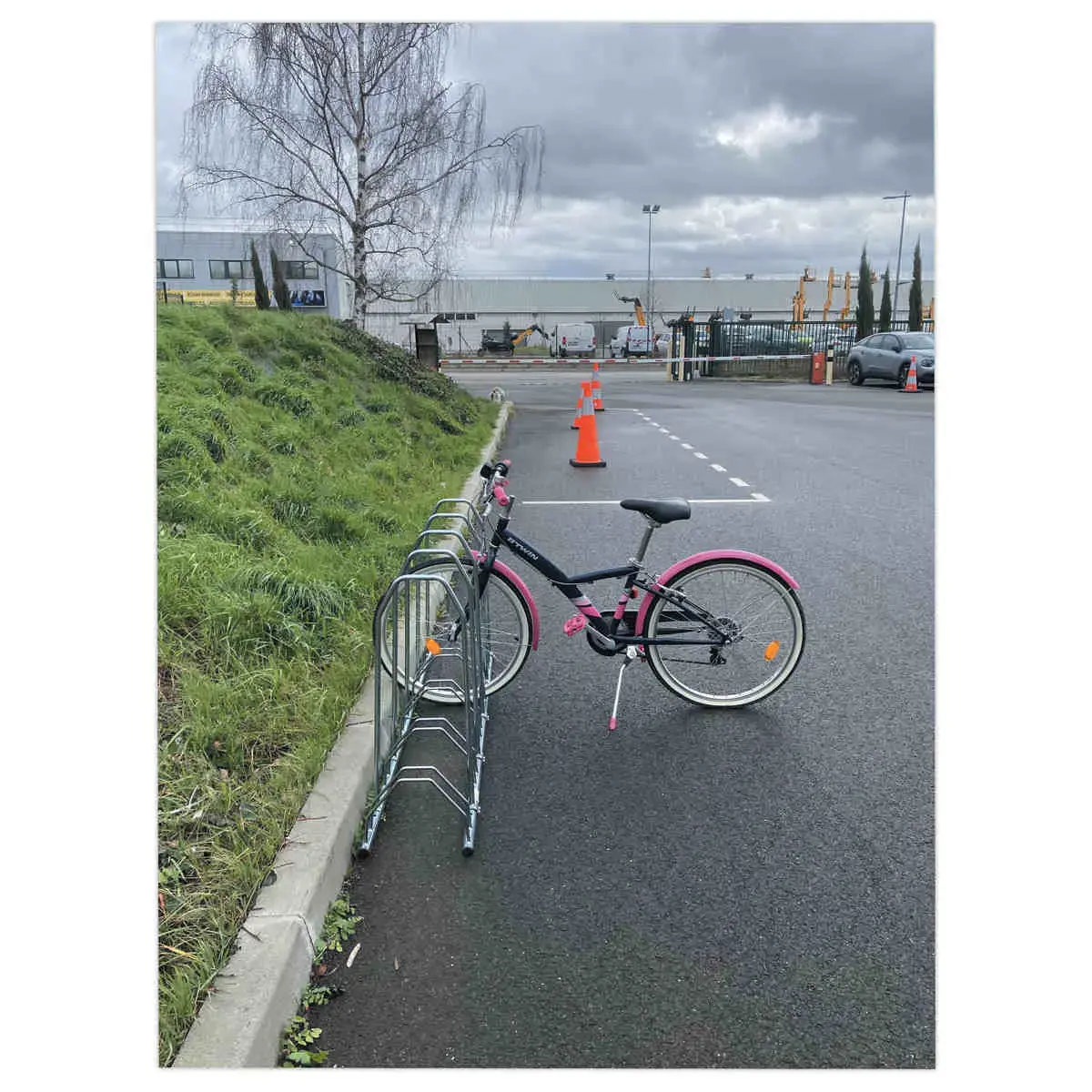 Parc pour 5 vélos avec appui pour guidon photo du produit