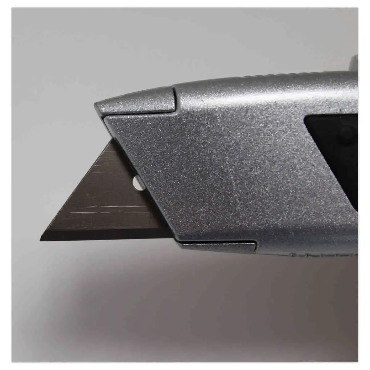 Cutter m&eacute;tal de s&eacute;curit&eacute; - lame de 1.8 cm photo du produit