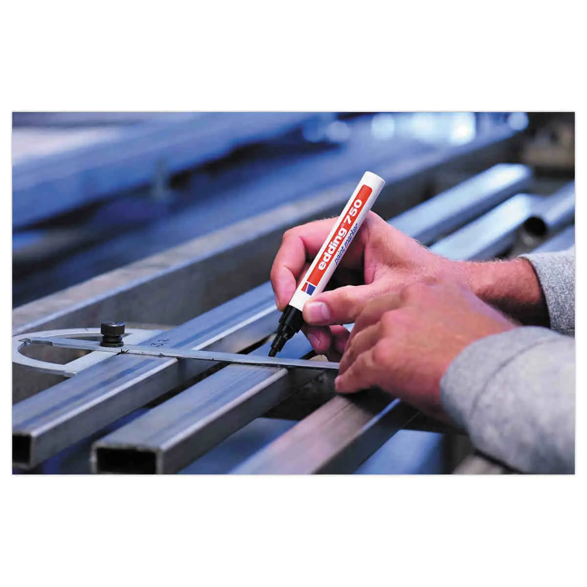 Marqueur peinture EDDING 750 pointe moyenne - Noir photo du produit