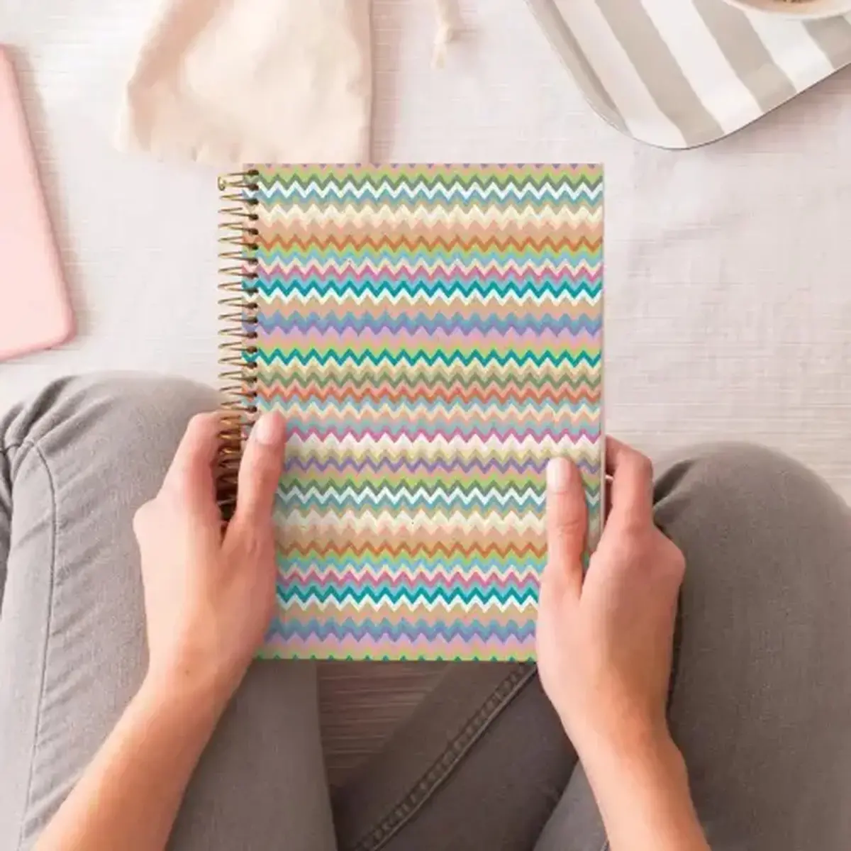 Notebook Lifestyle Rigide A5 Quadrillé 5 x 5 mm 120 feuilles 4 couleurs Zigzag - Miquel Rius photo du produit