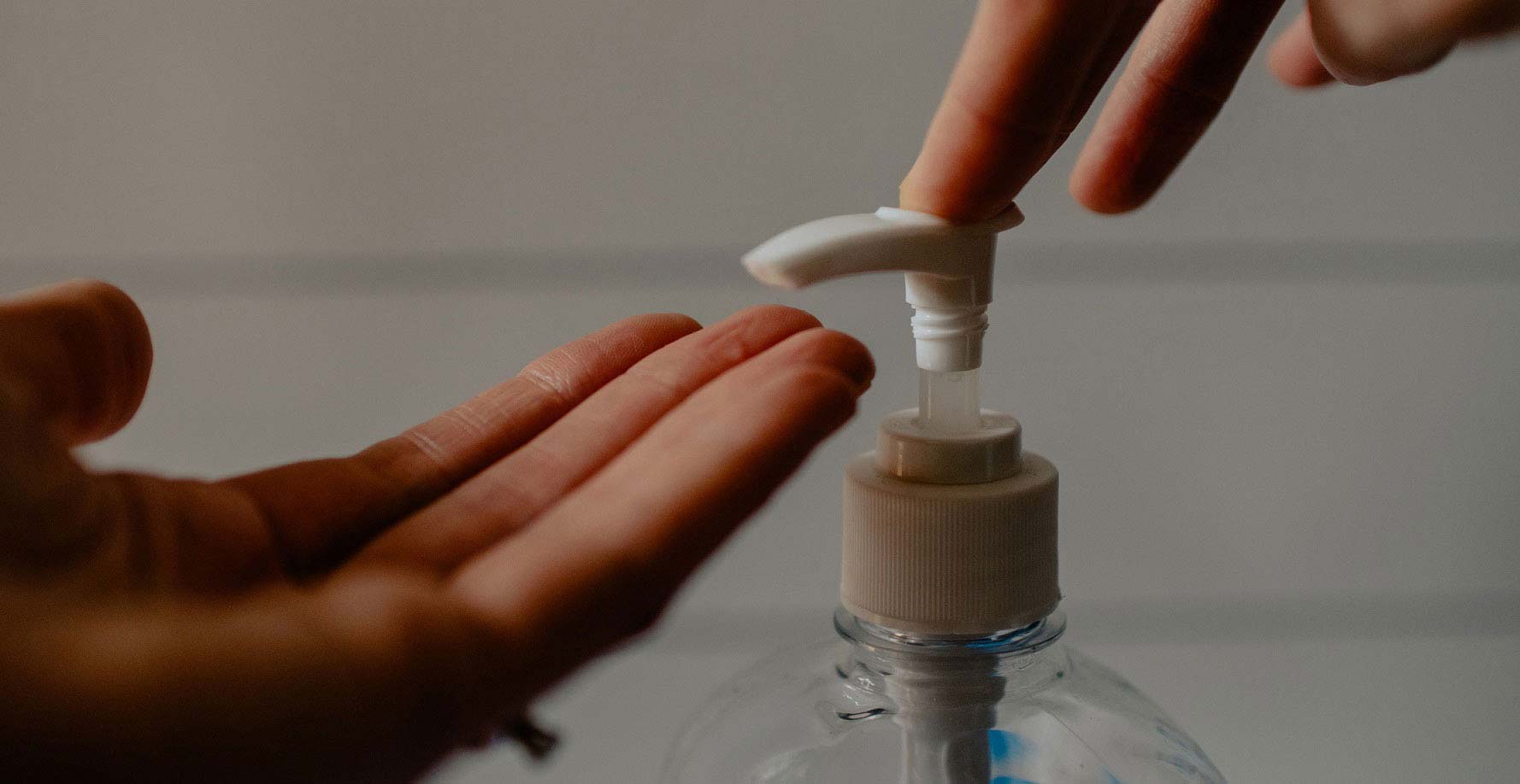 Proposer du gel hydroalcoolique à l’entrée et à la sortie de la réunion